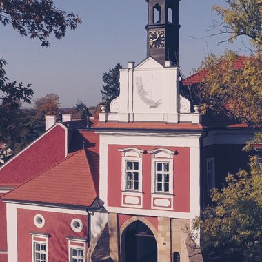 AiryTales_Savoia_castle_entrance.JPG