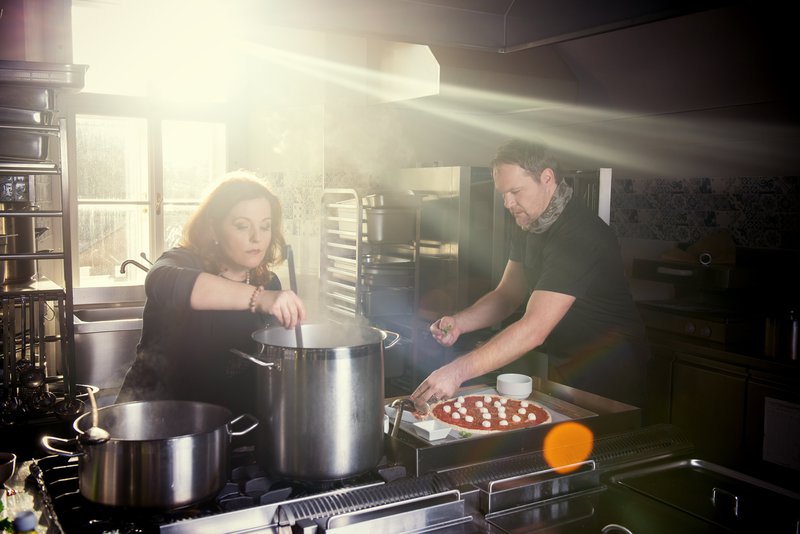 <p>Příprava omáčky na pizzu s Monikou Salvatore a Davidem Agranov</p><p>Photo: Kristina Melnik</p>